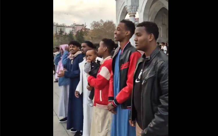 Melike Hatun camisinde bayram namazı sonrası. Yer: Maalesef Türkiye Cumhuriyeti'nin başkenti Ankara - Resim: 4